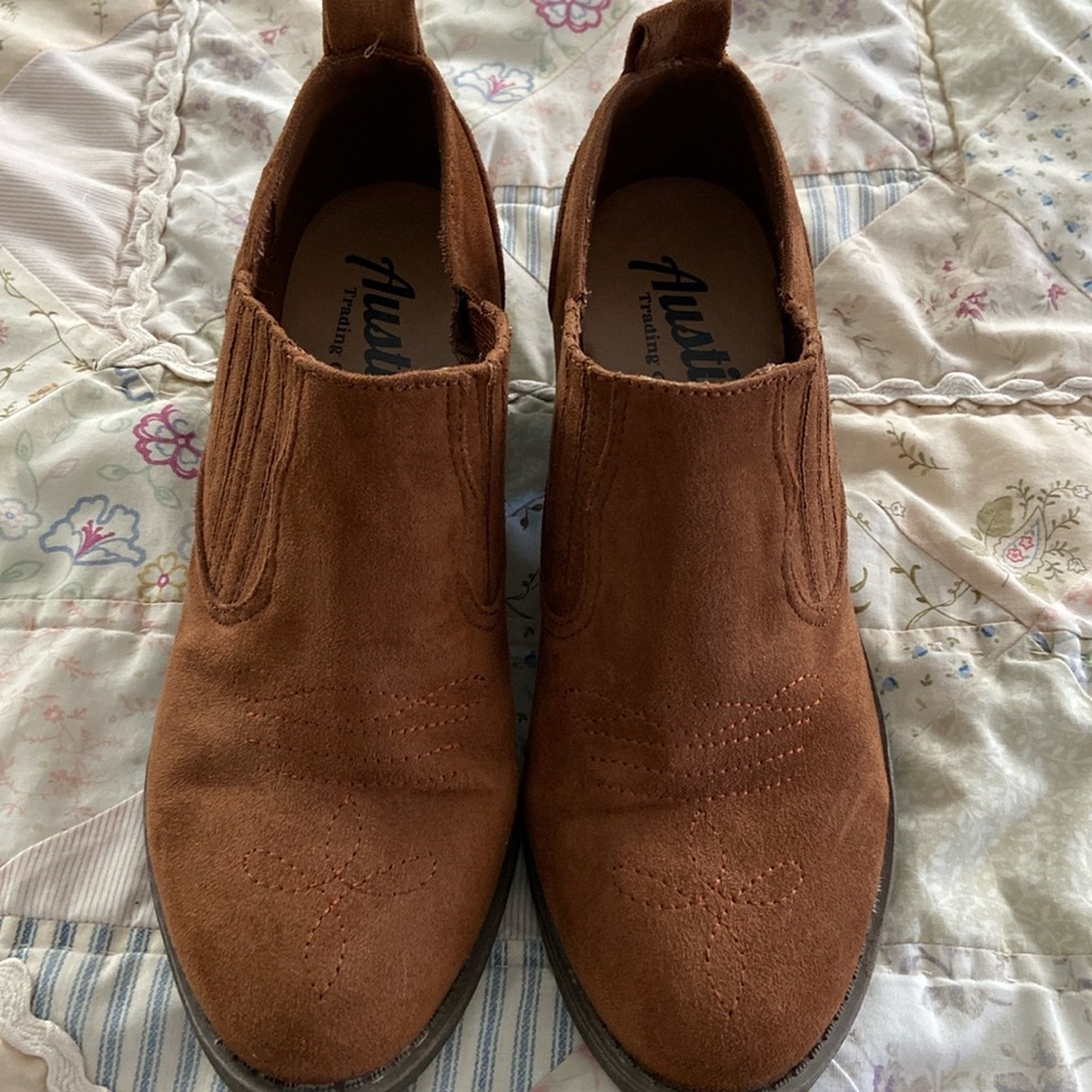 Austin Trading Co. Women’s suede Booties. Size 8.